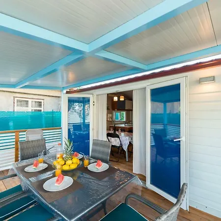 Mobile Homes Andrija Barak منتزه العطل باكوشتاني